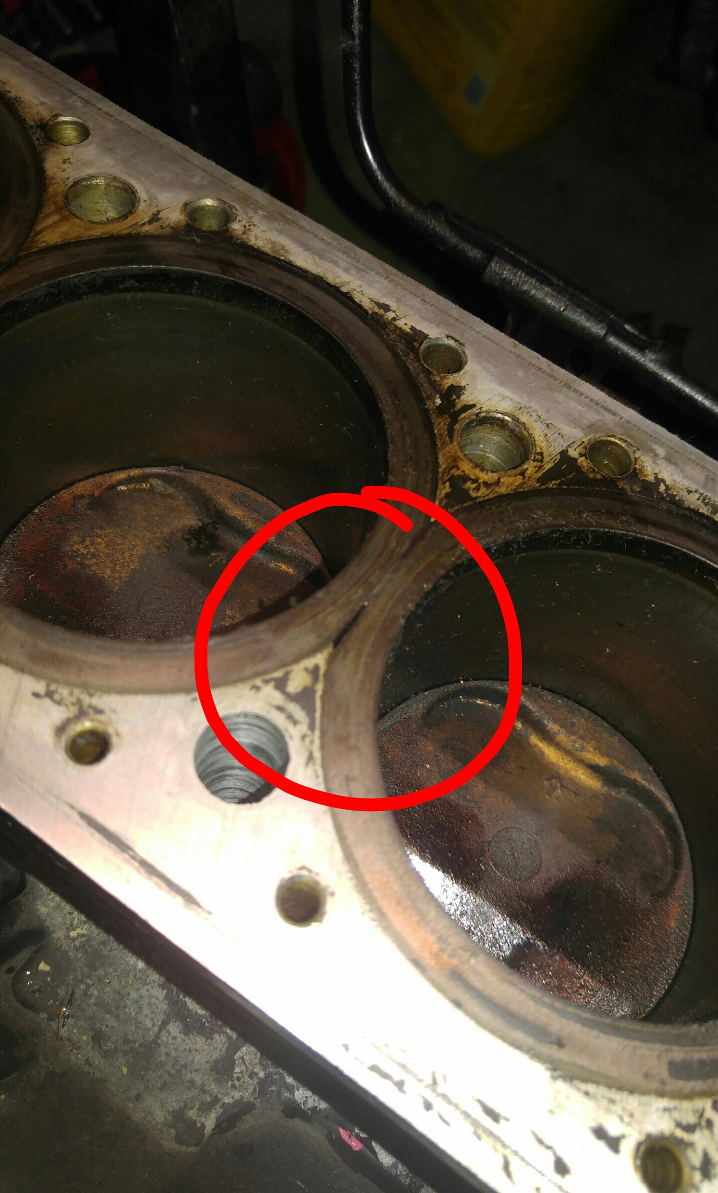 engine Small crack/gap between cylinders on block